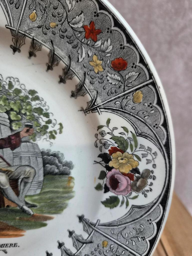Assiette parlante polychrome Creil et Montereau – Lebeuf Milliet & Cie – Xixe