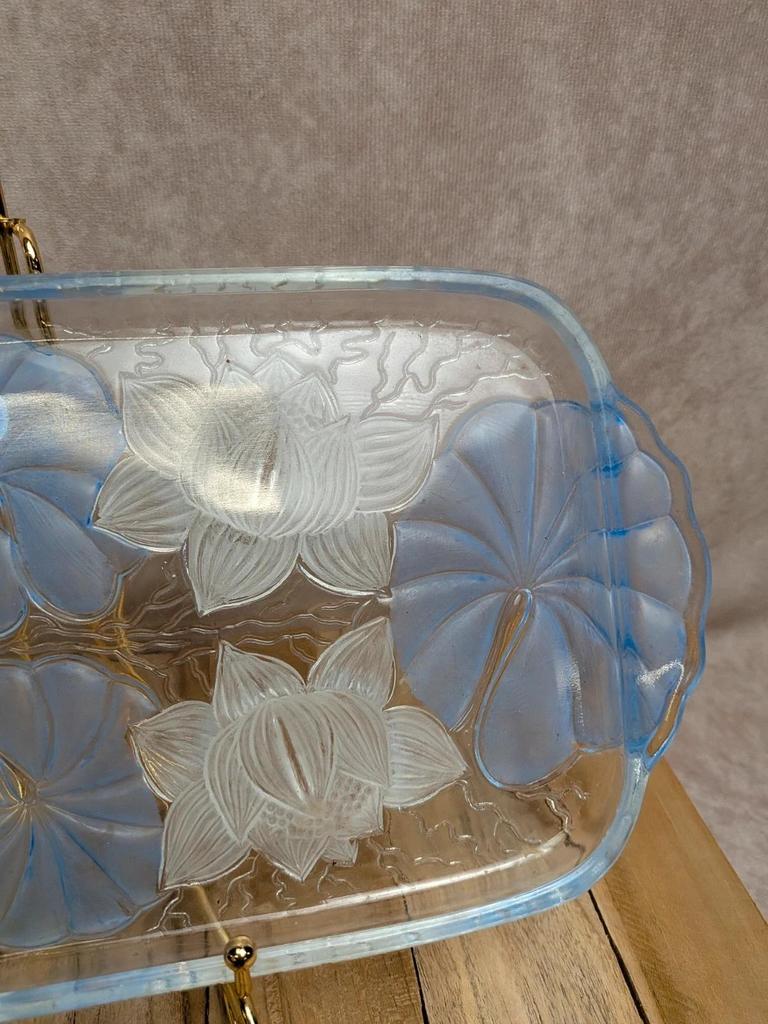 Plat en verre moulé bleu décor floral – esprit Art Déco