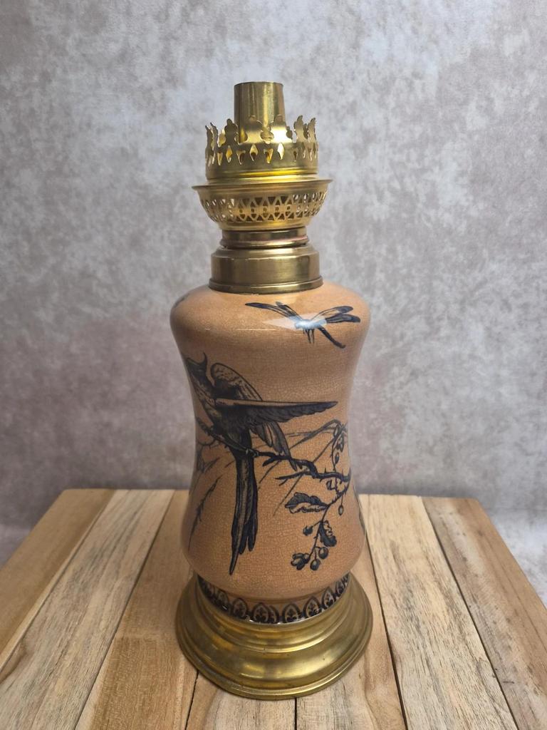 Lampe à pétrole ancienne en faïence décor oiseau et insectes fin Xixe