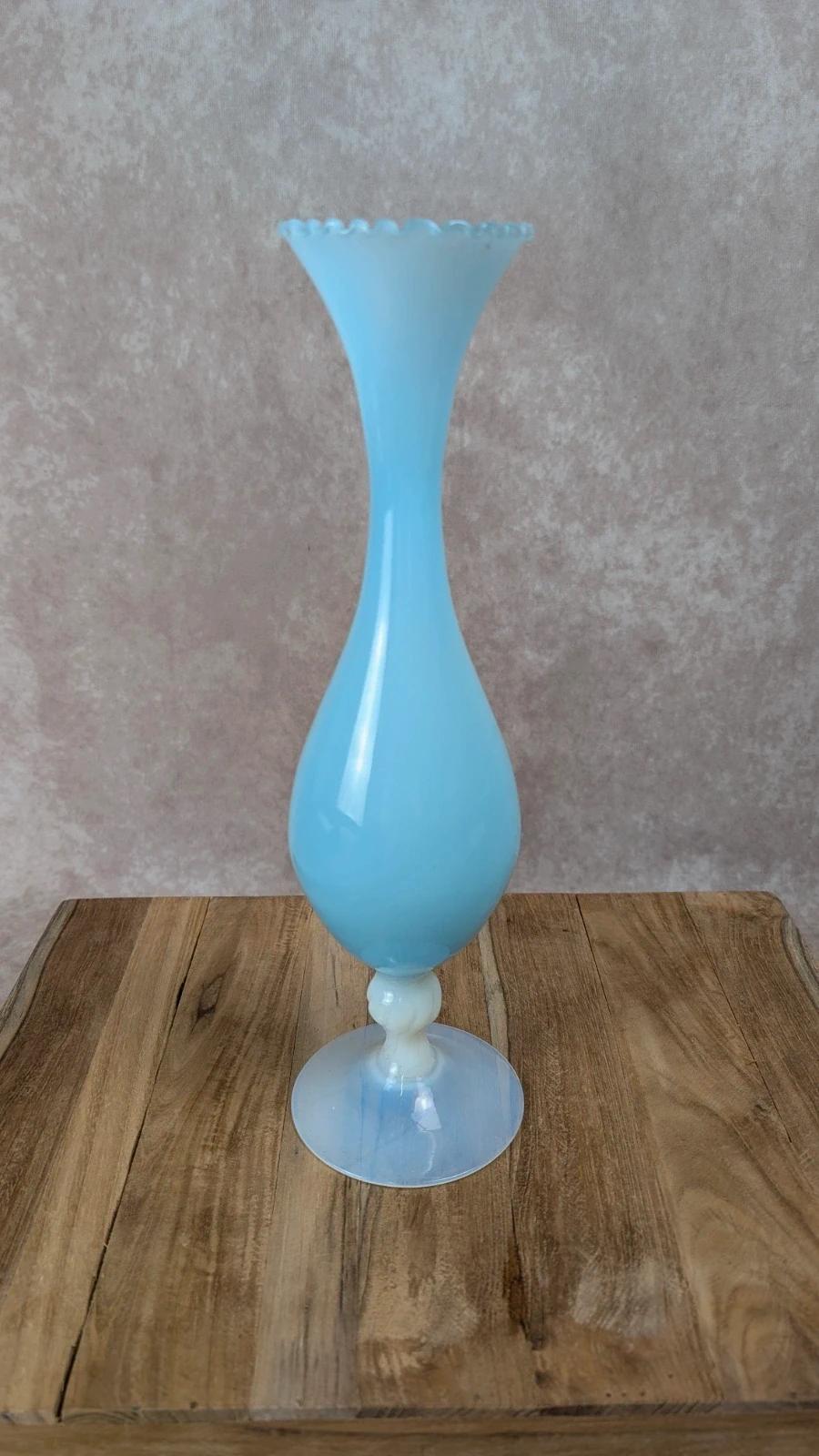 Vase ancien en opaline bleue sur pied