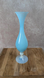 Vase ancien en opaline bleue sur pied