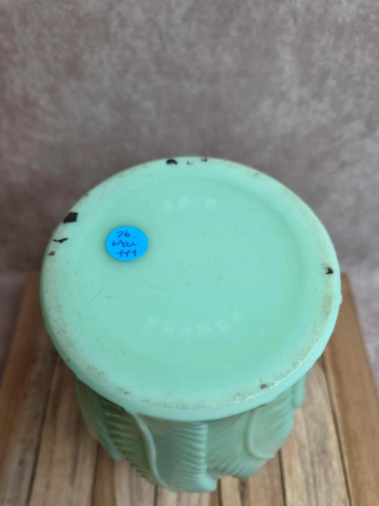 Vase Art Déco en opaline verte Spip France décor feuilles