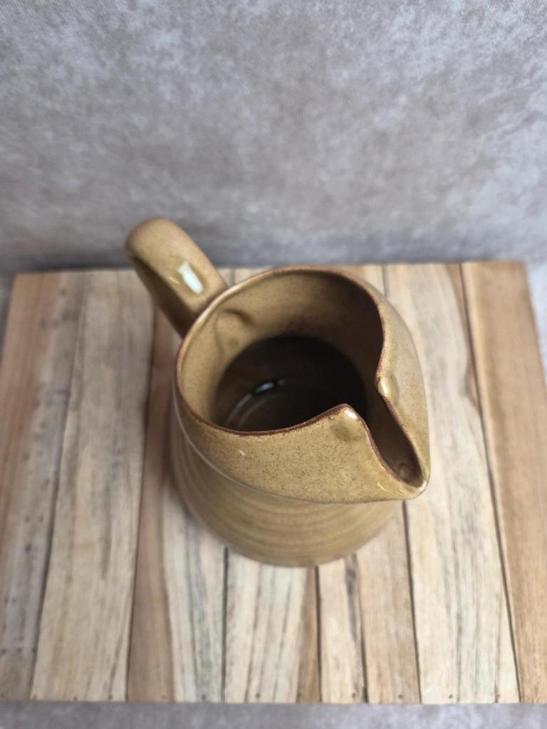 Pichet vintage en grès vernissé beige – forme originale