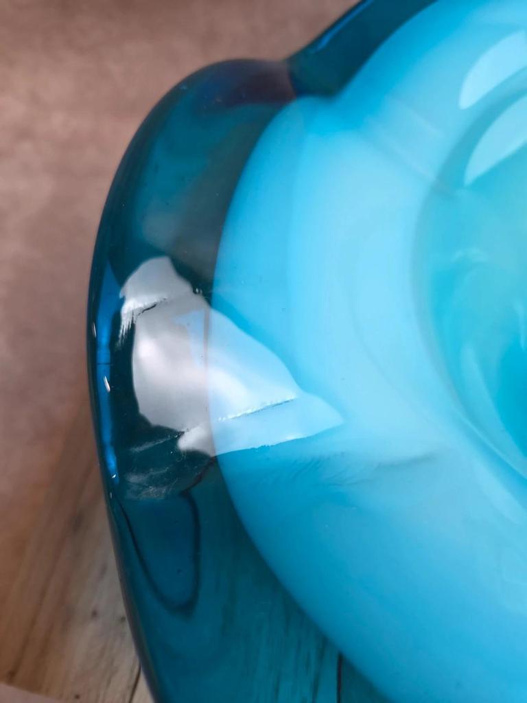 Grande coupe vintage en verre soufflé turquoise – style Murano – fleur appliquée