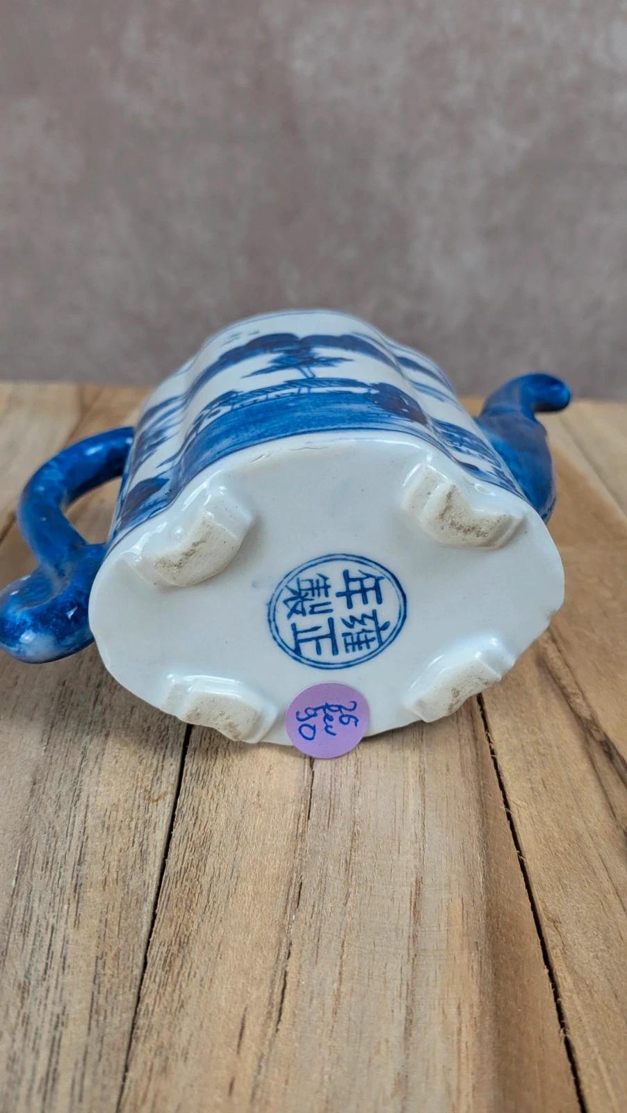 Théière chinoise bleu blanc décor paysage