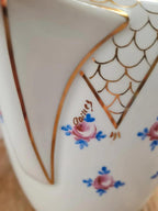 Chocolatière ancienne en porcelaine signée Qailles