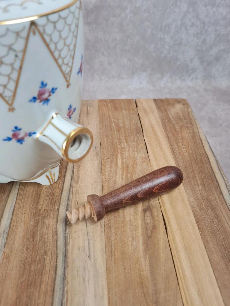 Chocolatière ancienne en porcelaine signée Qailles