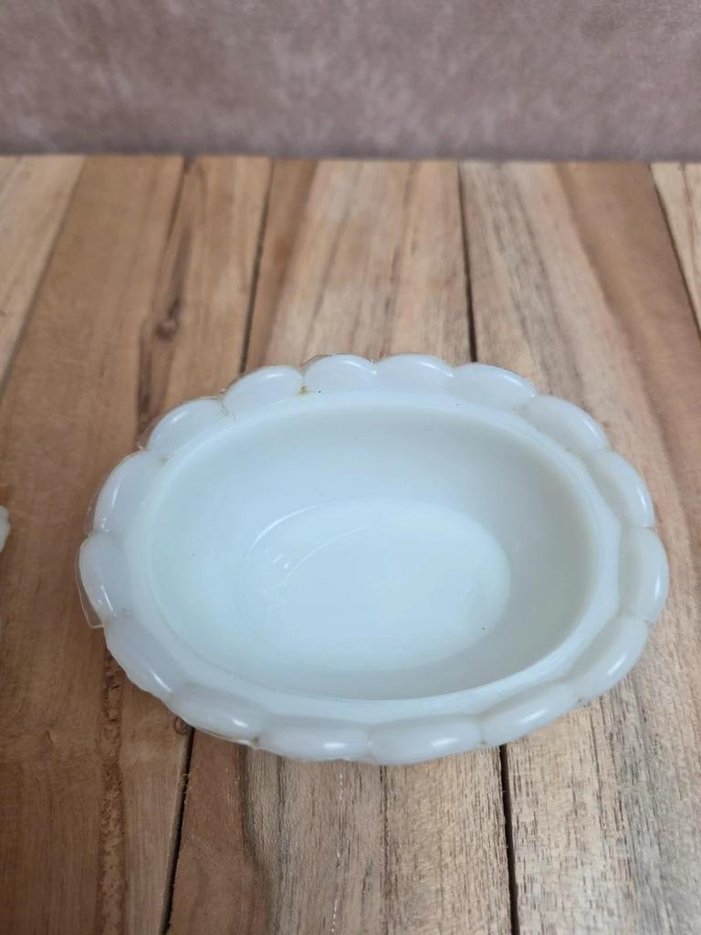 Petite poule couveuse en opaline blanche peinte ancienne
