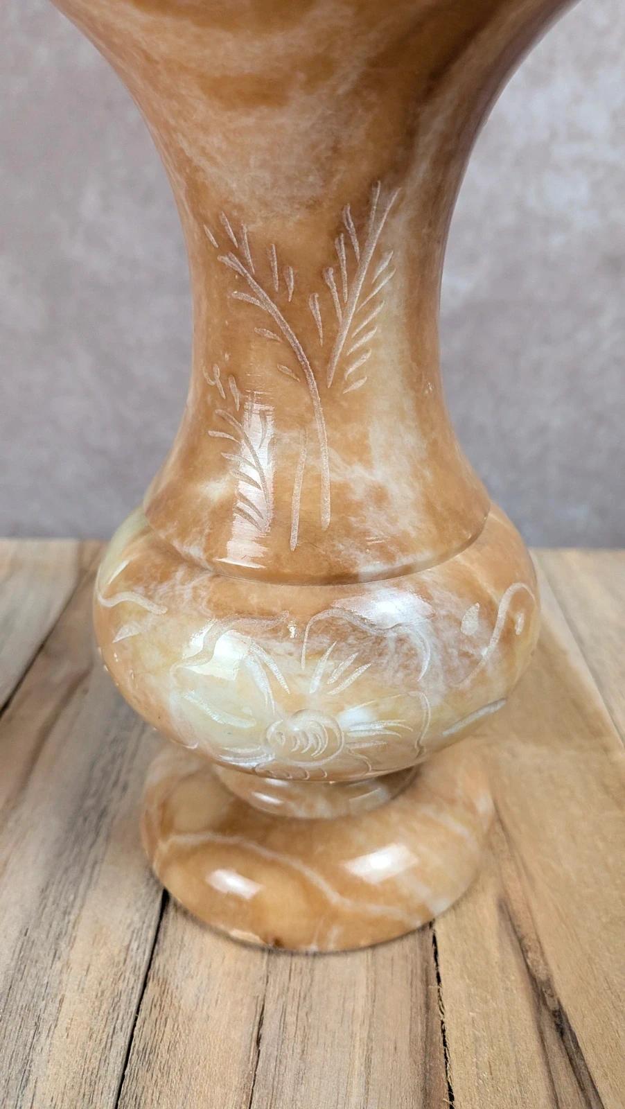 Vase décoratif en onyx gravé