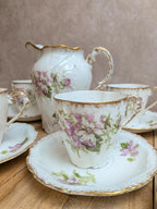 Service à thé ou café ancien en porcelaine fleurie – 19 pièces dorées