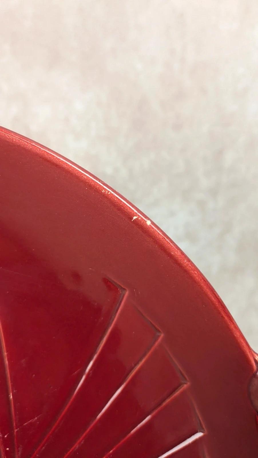 Plat en céramique rouge Art déco – Relief géométrique
