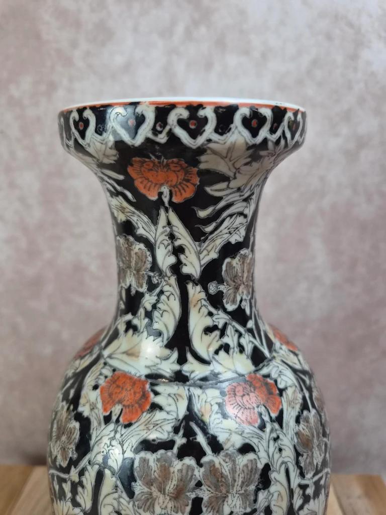 Vase chinois en porcelaine – Décor floral Famille Noire – Fond noir – 31,5 cm