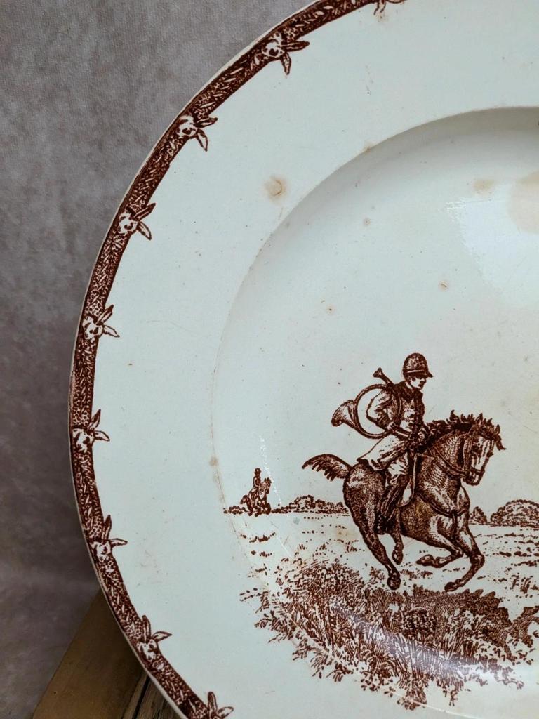 Plat ancien en terre de fer Jules Vieillard Bordeaux modèle Chasseur