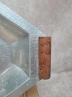 Plateau aluminium martelé vintage poignées bois – style Art Déco / moderniste