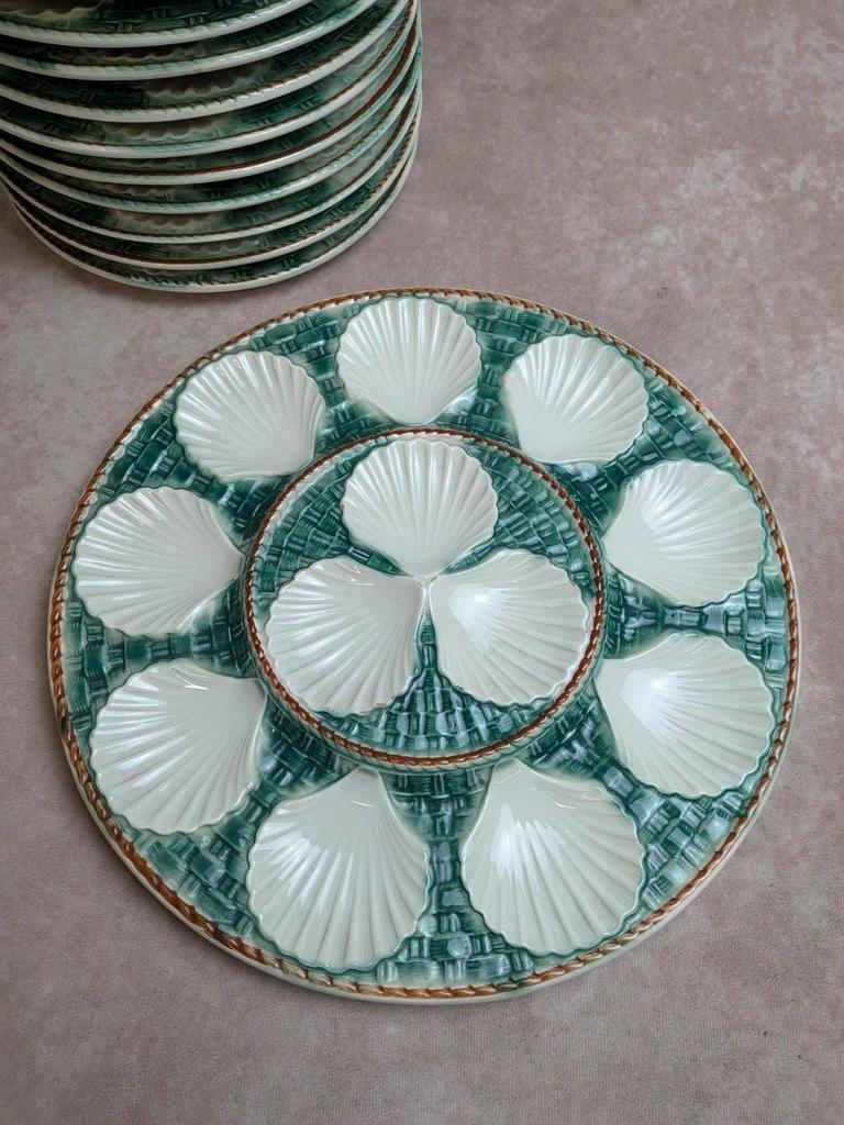 Service 12 assiettes + plat à huîtres Longchamp barbotine coquille