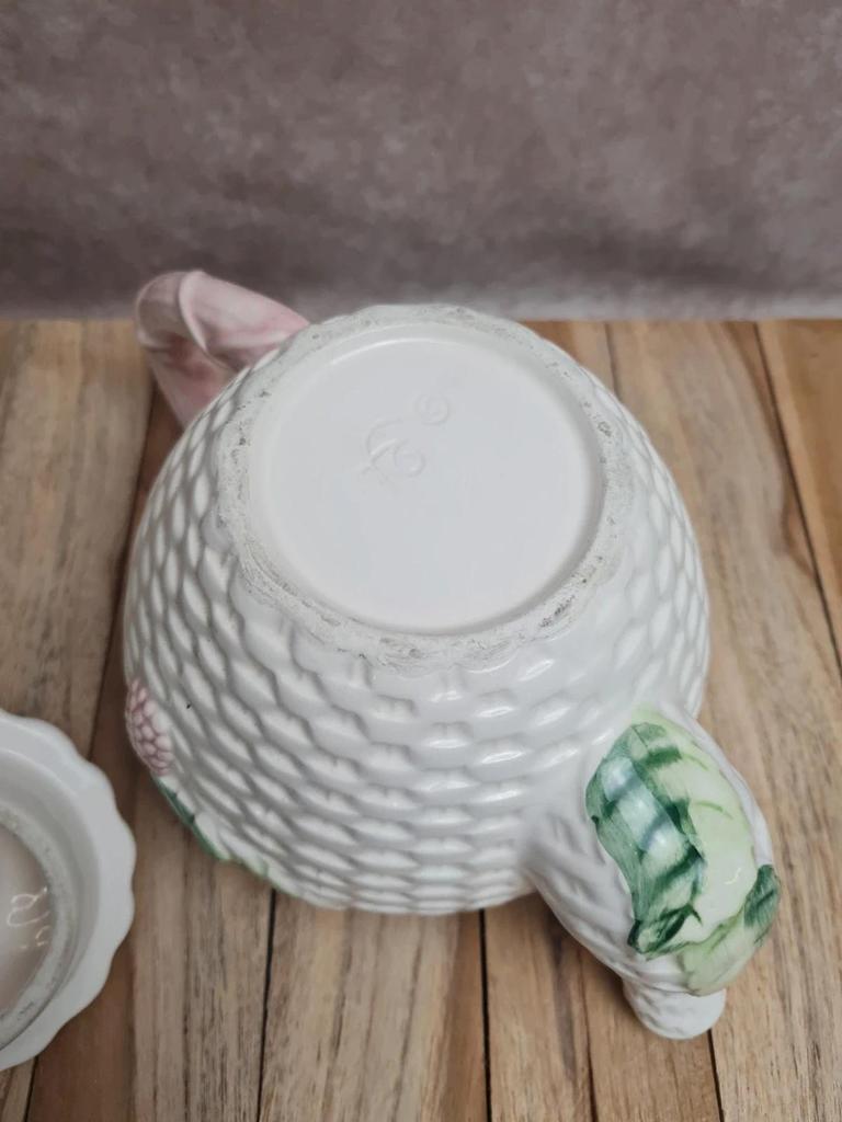 Théière ancienne barbotine décor fruits & feuillage – signée Fg 🍓🌿