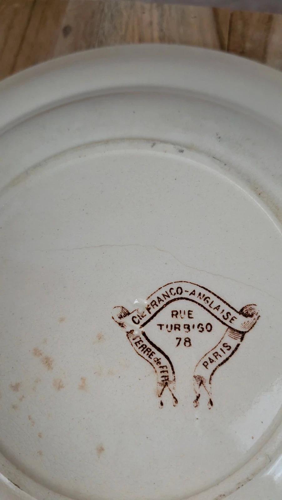 Lot de 2 assiettes creuses en terre de fer – Cie Franco-anglaise, Rue Turbigo 78 Paris 🤎