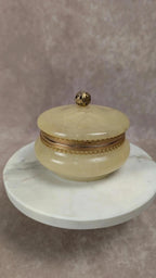 Boîte en albâtre sculptée à la main