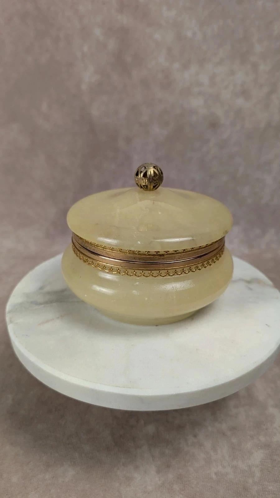 Boîte en albâtre sculptée à la main