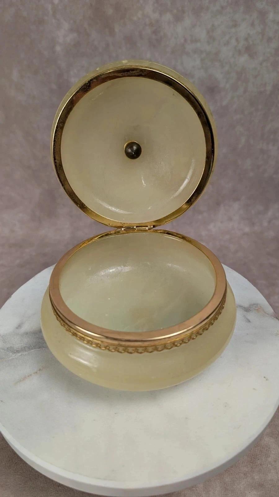 Boîte en albâtre sculptée à la main