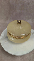 Boîte en albâtre sculptée à la main