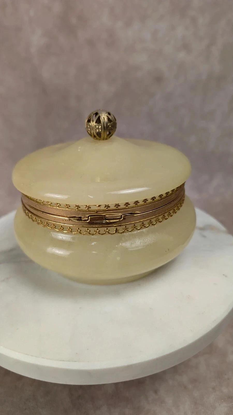 Boîte en albâtre sculptée à la main