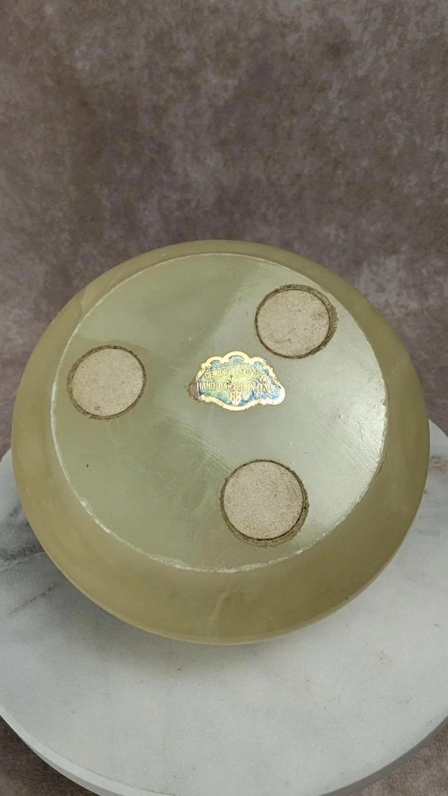 Boîte en albâtre sculptée à la main