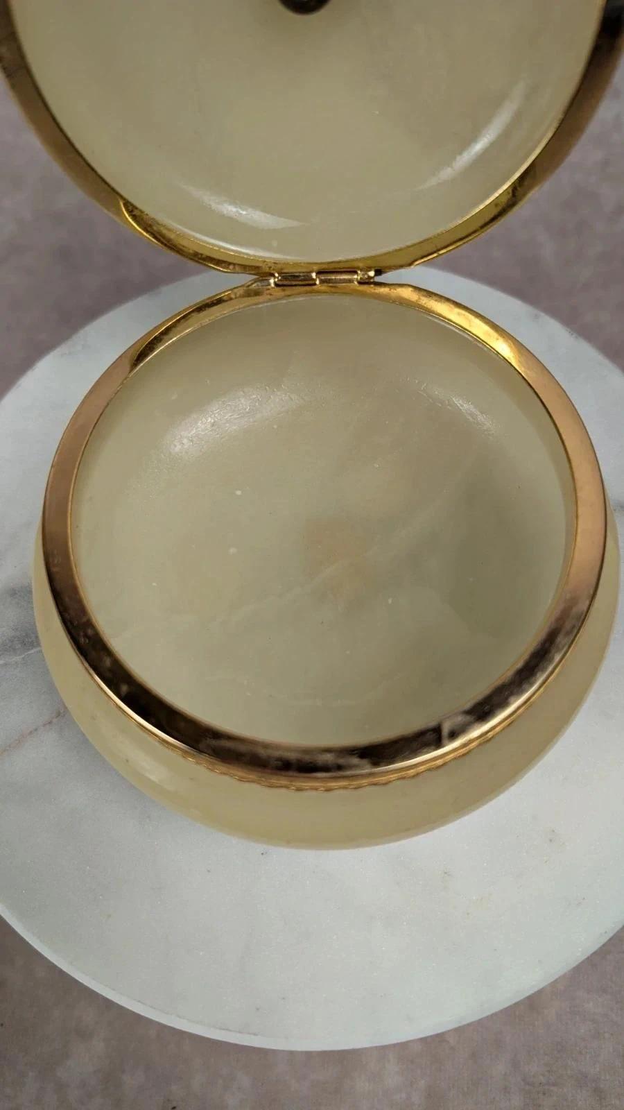 Boîte en albâtre sculptée à la main