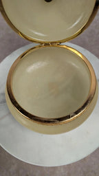 Boîte en albâtre sculptée à la main