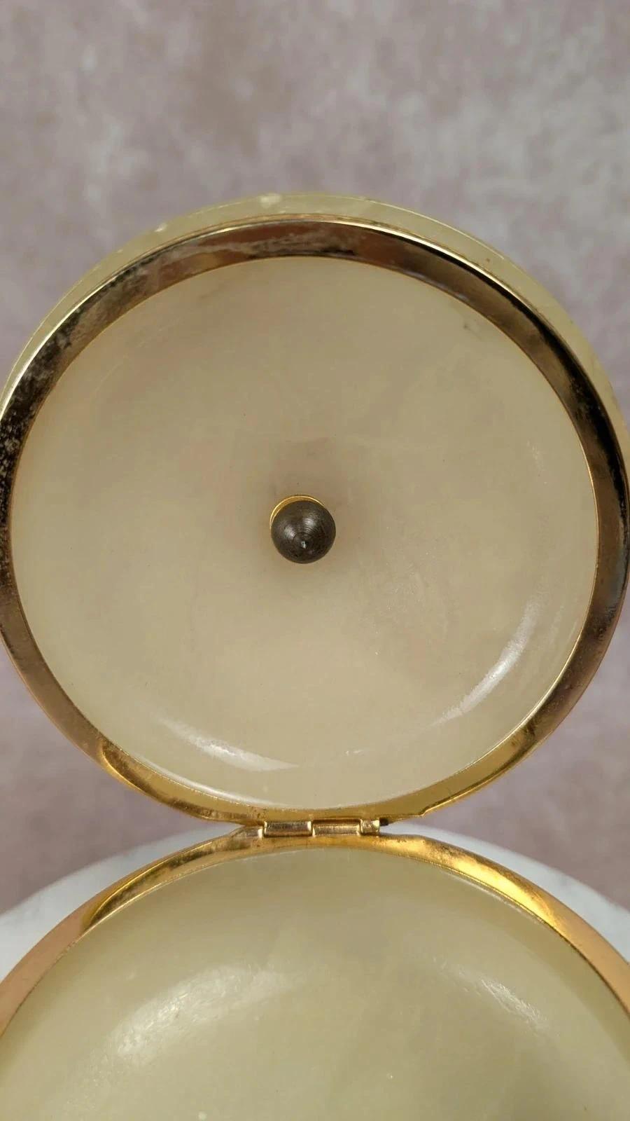 Boîte en albâtre sculptée à la main