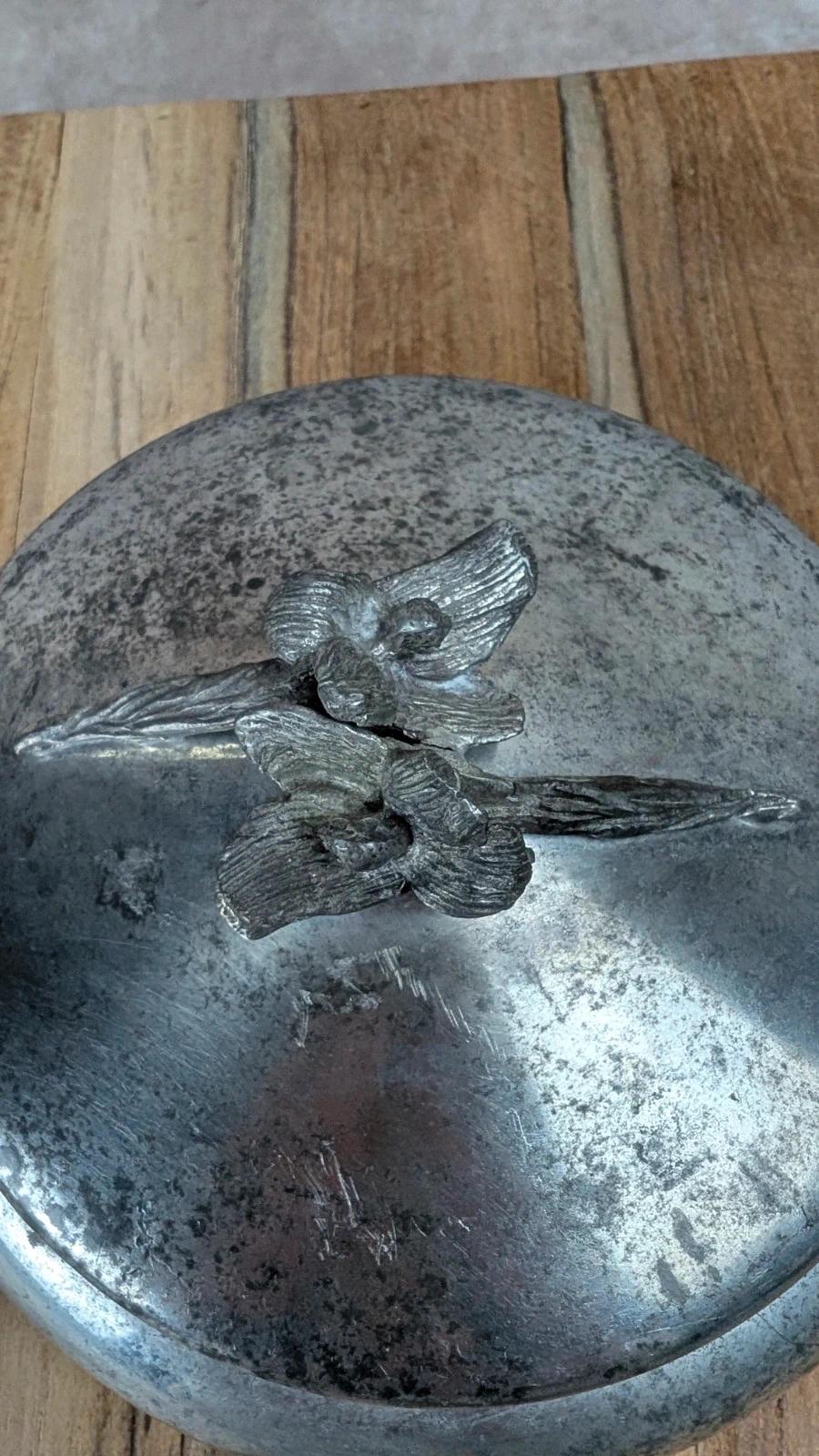 Boîte en étain poinçonnée “étain de la Rose”