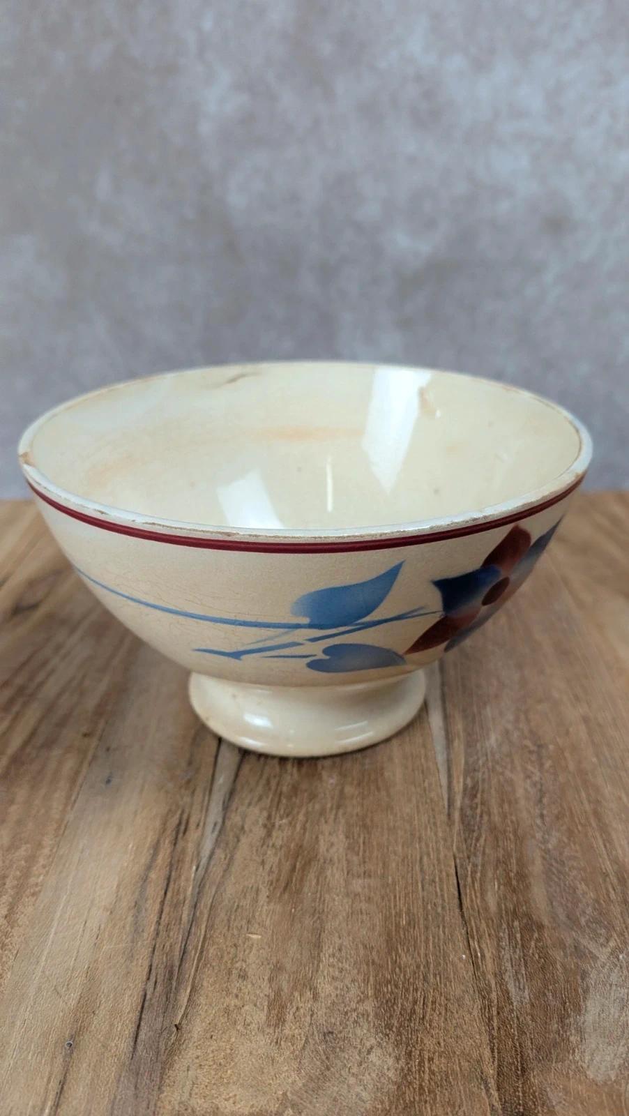 Bol ancien en céramique – décor floral bleu & bordeaux