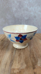 Bol ancien en céramique – décor floral bleu & bordeaux