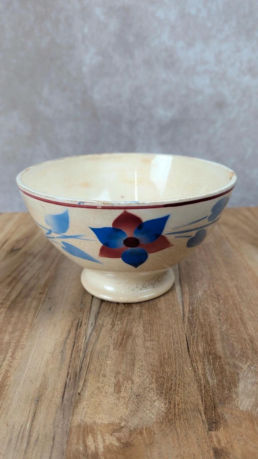 Bol ancien en céramique – décor floral bleu & bordeaux