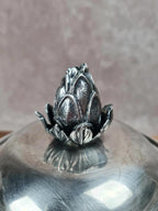 Bonbonnière ancienne en métal argenté Gelb – Motif artichaut Art déco