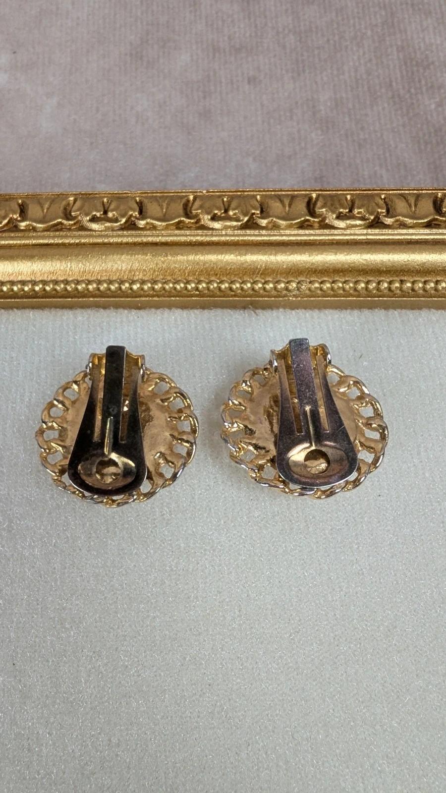 Boucles d’oreilles à clips dorées et perle vintage