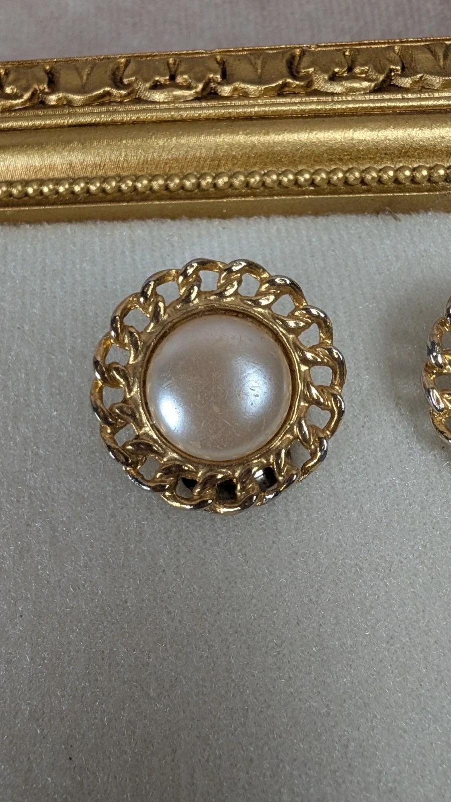 Boucles d’oreilles à clips dorées et perle vintage