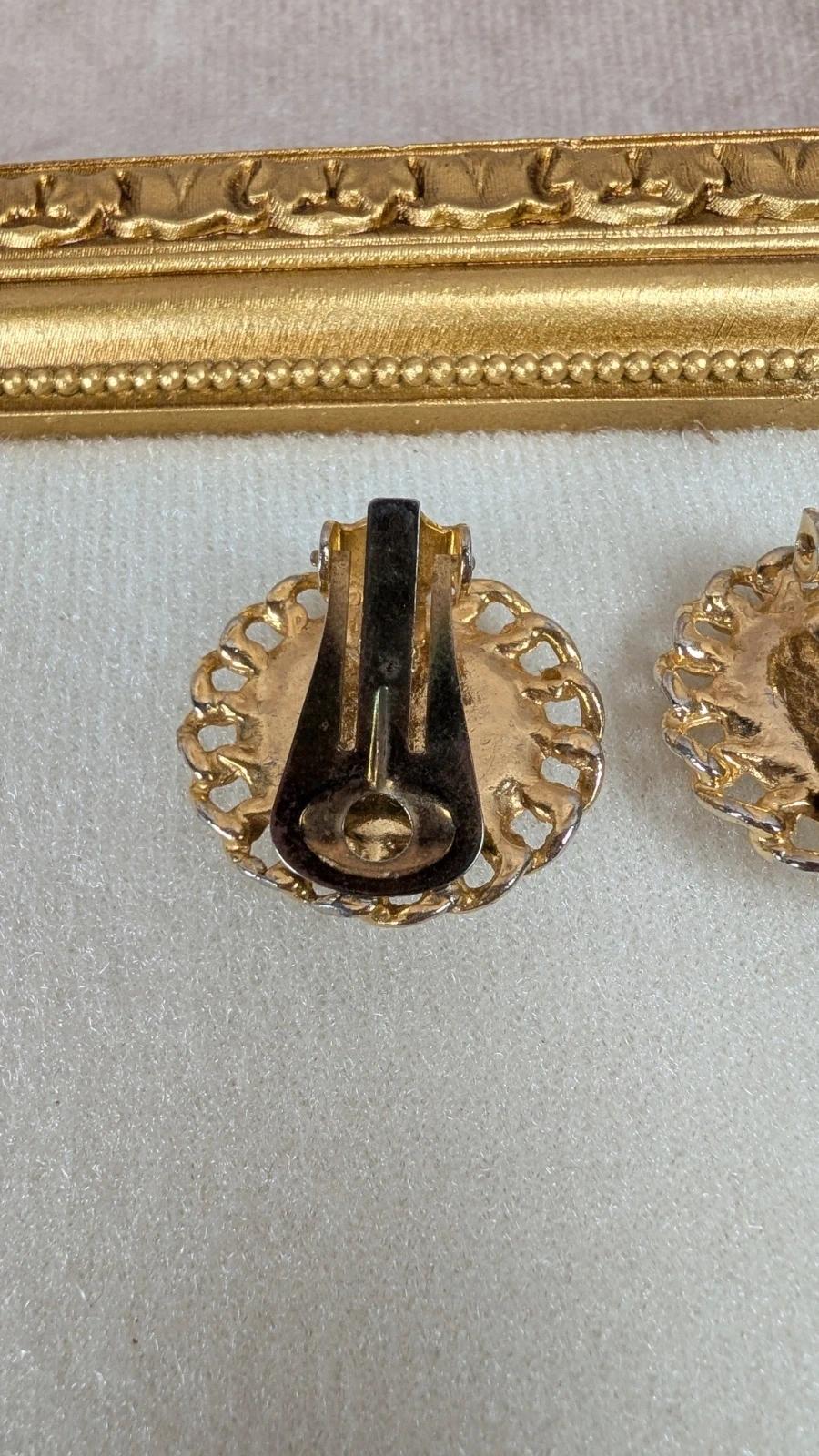 Boucles d’oreilles à clips dorées et perle vintage