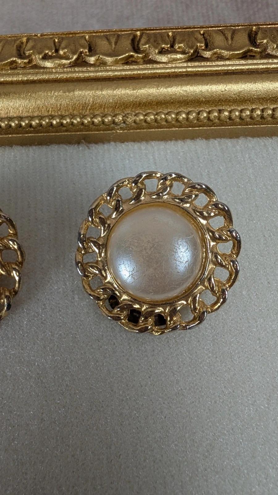 Boucles d’oreilles à clips dorées et perle vintage
