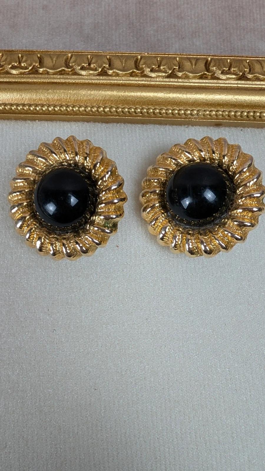 Boucles d’oreilles à clips dorées vintage –