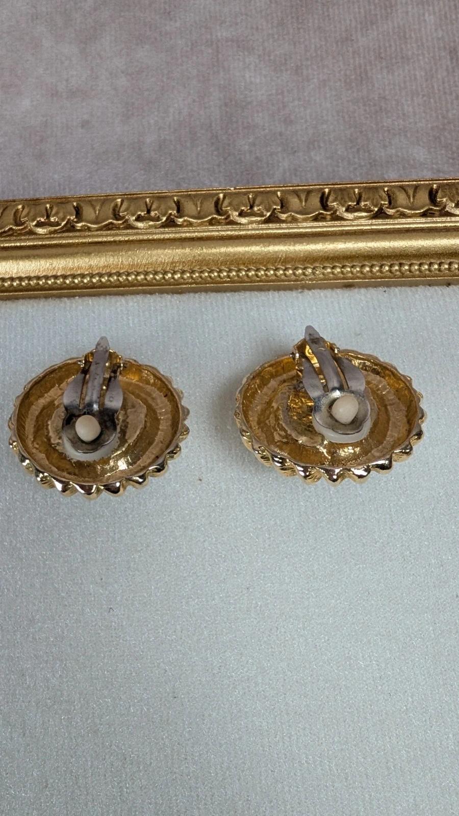 Boucles d’oreilles à clips dorées vintage –