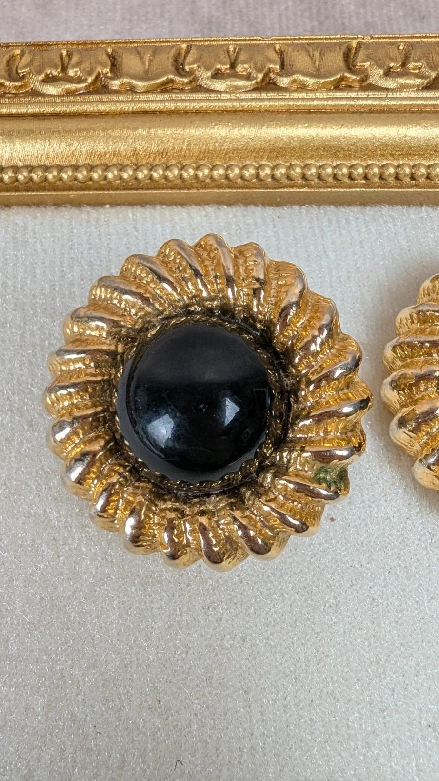 Boucles d’oreilles à clips dorées vintage –