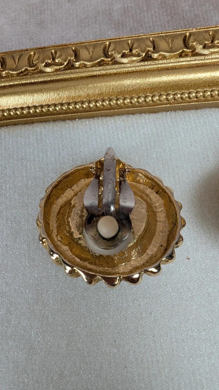 Boucles d’oreilles à clips dorées vintage –