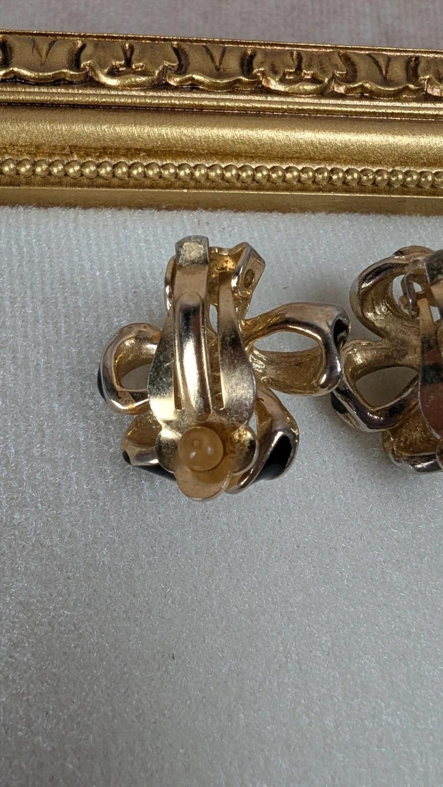 Boucles d’oreilles vintage fleur noire et dorée à perle