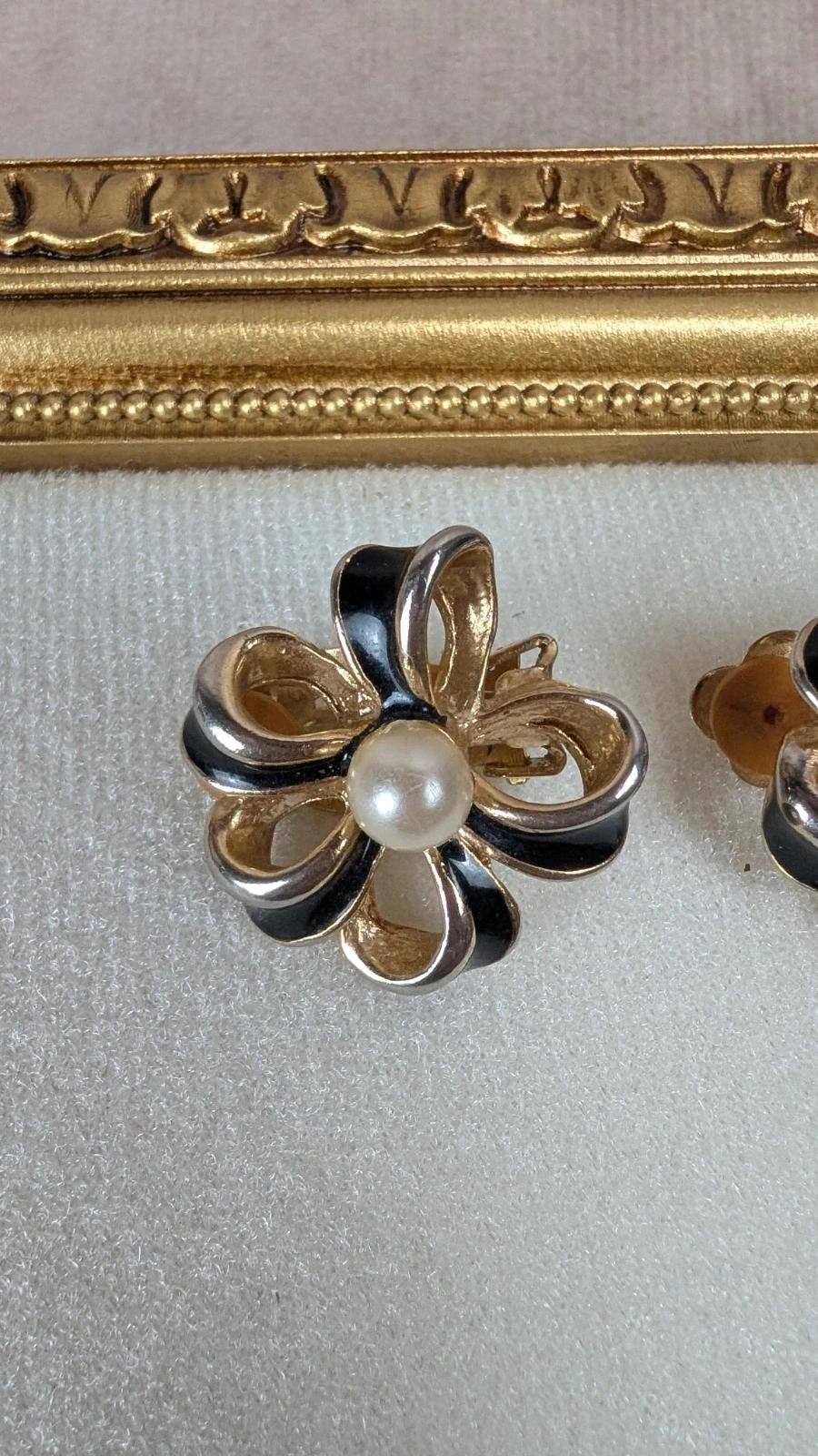 Boucles d’oreilles vintage fleur noire et dorée à perle