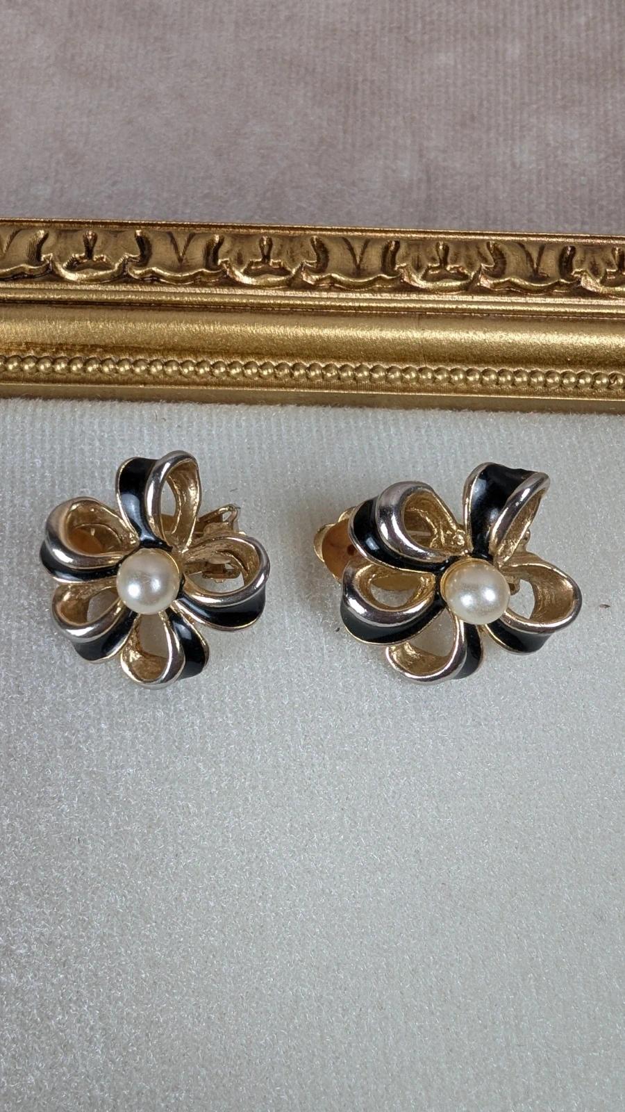 Boucles d’oreilles vintage fleur noire et dorée à perle