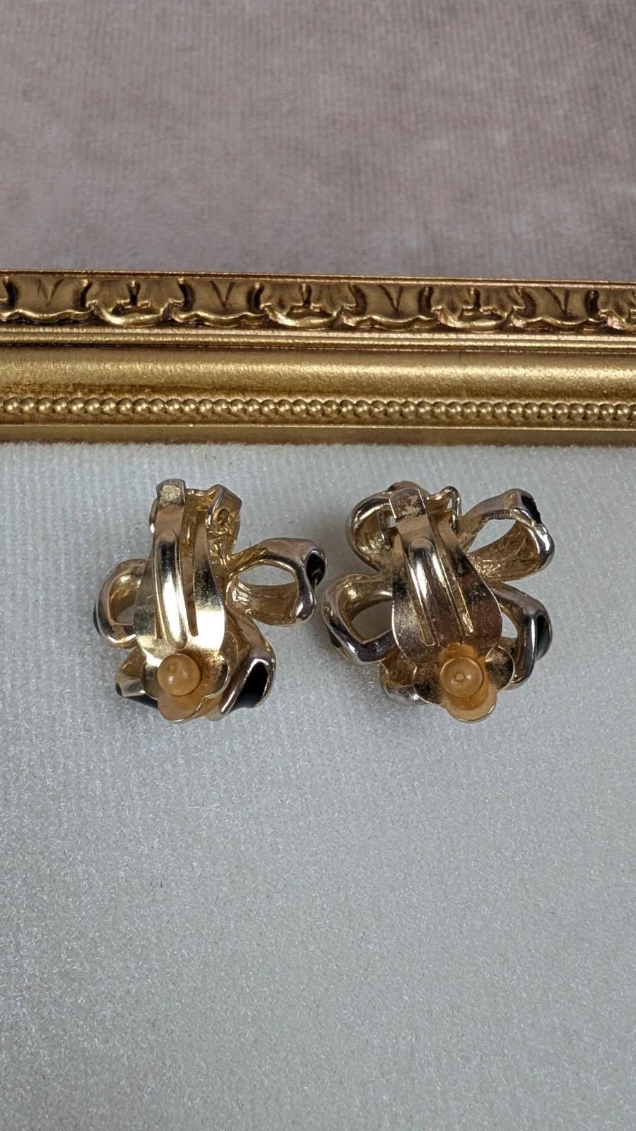 Boucles d’oreilles vintage fleur noire et dorée à perle