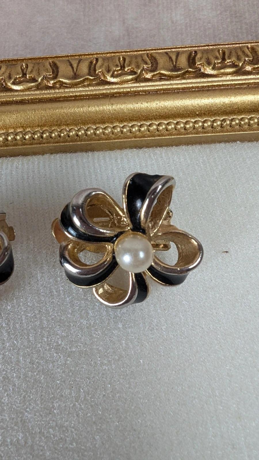 Boucles d’oreilles vintage fleur noire et dorée à perle