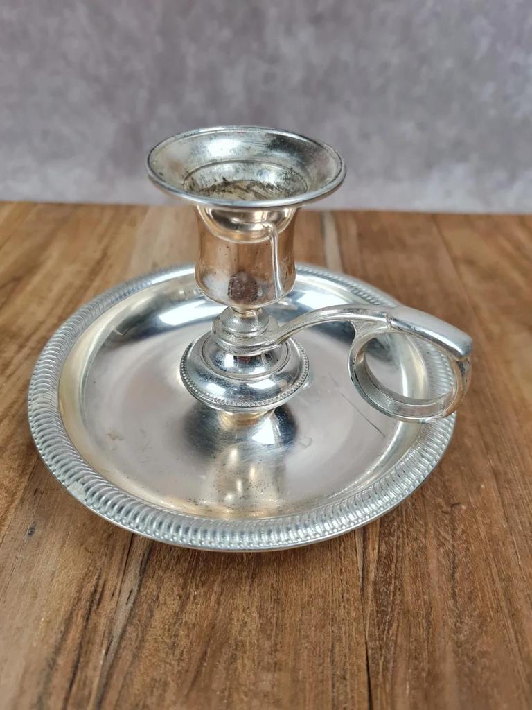 Bougeoir ancien en métal argenté avec sous - coupe