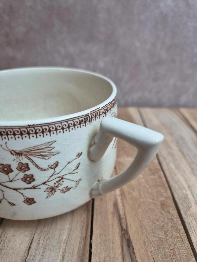 Ancienne tasse à chocolat Sarreguemines – décor abeille – fin Xixe